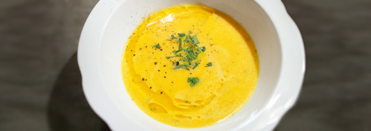 Karotten-Creme-Suppe mit Ingwer und Aprikosenkernöl - cs