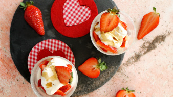 Dessertcreme mit Joghurt und Erdbeeren - cs