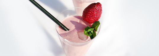 Erdbeer-Joghurt-Shake mit Leinöl und Himbeerbalsamico - cs