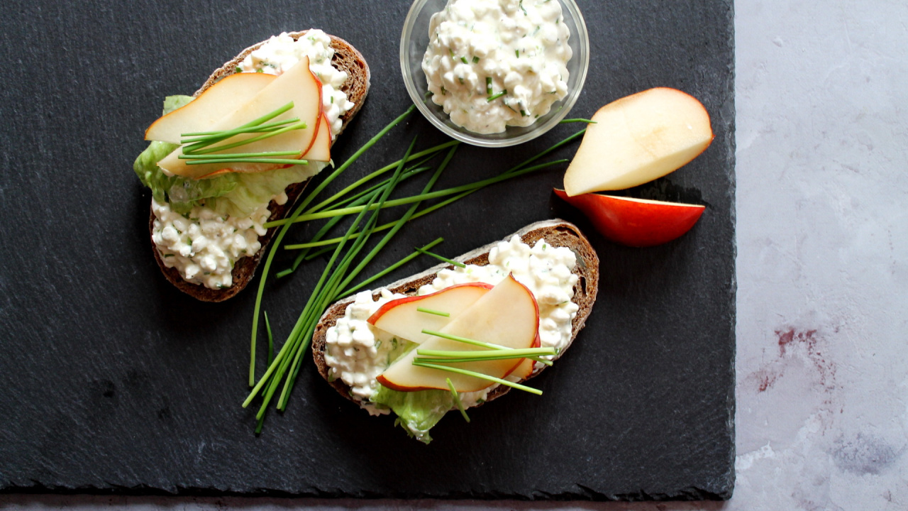 Sandwich mit Hüttenkäse und Traubenkernöl - cs