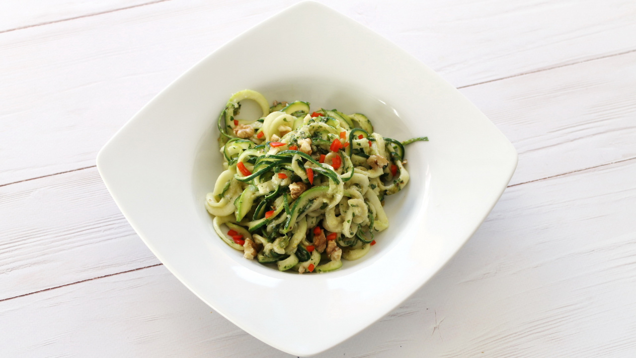 Zucchinispaghetti mit Pesto - cs