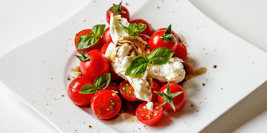 Tomatensalat mit Büffelmozzarella, Leindotter- und Mariendistelöl - cs