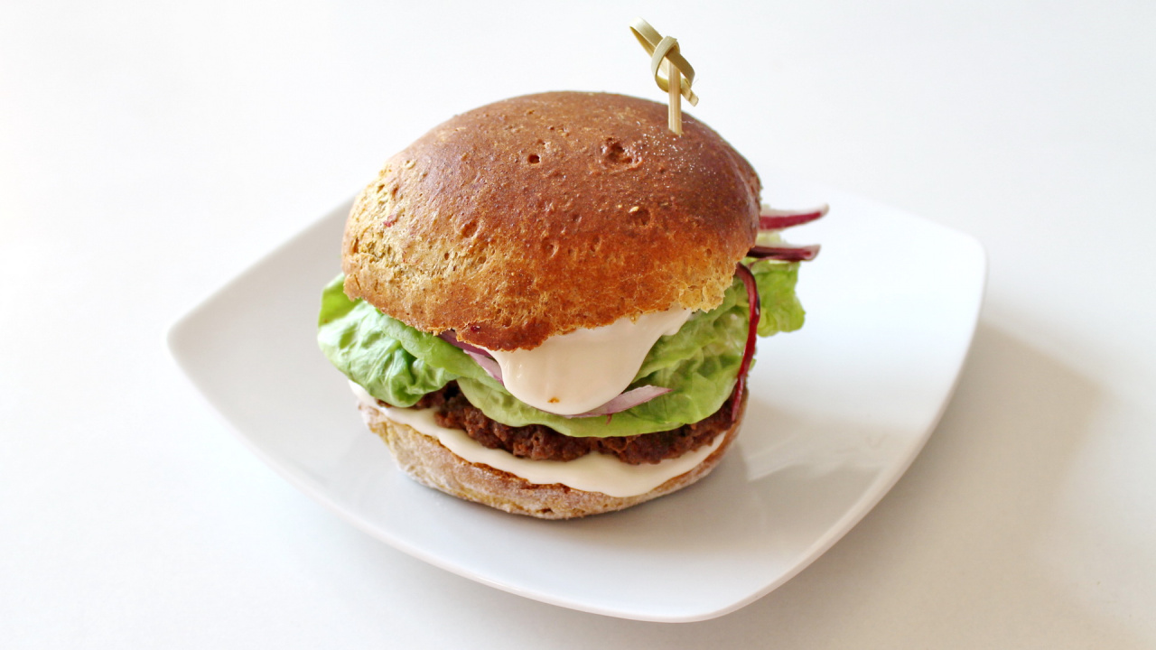 Hausgemachter Burger mit Feinschmecker-Mayonnaise - cs