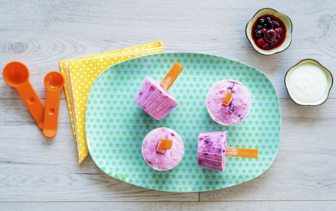 Eiscreme mit Joghurt und Früchten am Karottenstiel - cs