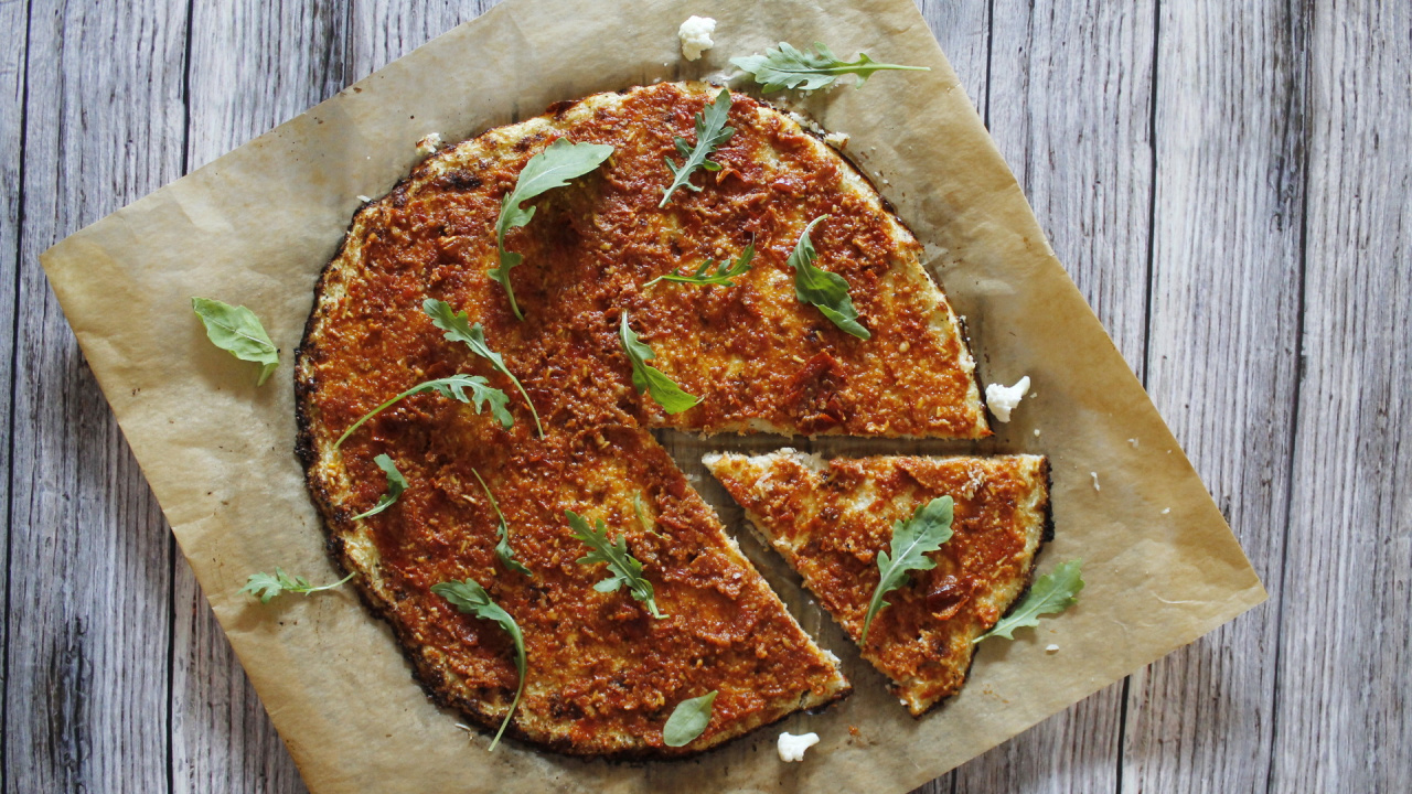 Blumenkohl-Pizza mit einer Sauce aus getrockneten Tomaten - cs