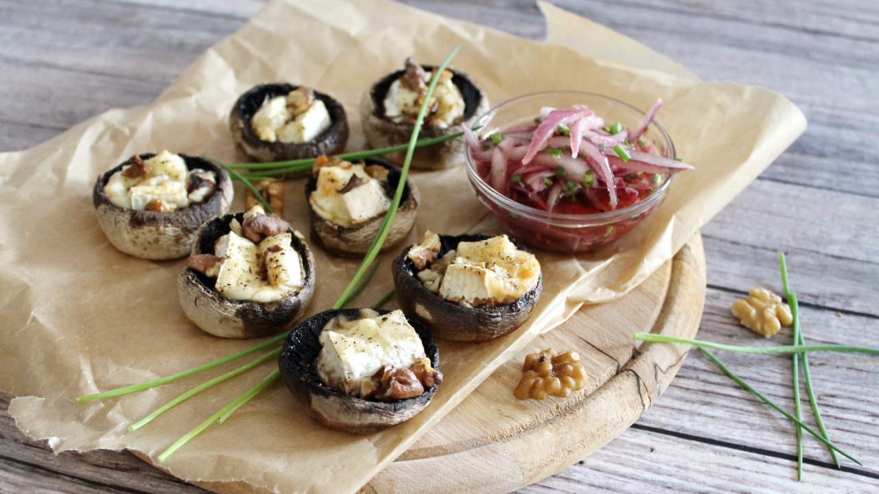 Mit Camembert gefüllte Pilze an mariniertem Zwiebelsalat - cs