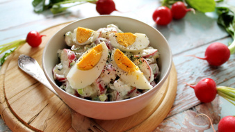 Frühlingshafter Radieschen-Salat mit Joghurt - cs
