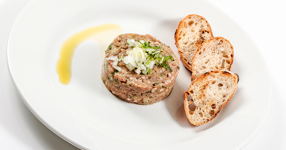 Beef Tartare mit Pödör Zweigelt Traubenkernöl und Pödör Apfelbalsamicosenf - cs