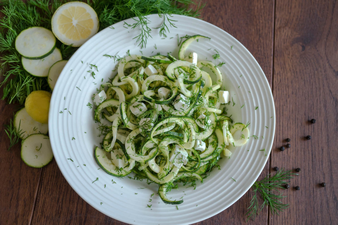 Zucchinisalat mit Fetakäse und Dill, Pödör Traubenkernöl und Pödör Apfelessig - cs