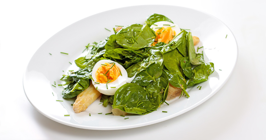 Spargelsalat mit Ei, Spinat und Pödör Bio Mandelöl - cs
