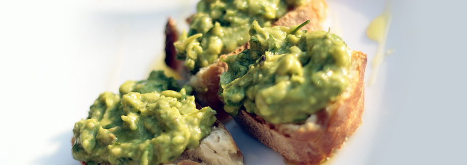 Avocadocreme auf Roggenbrot mit Leindotteröl - cs