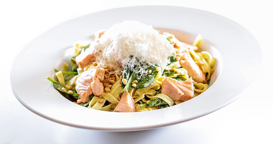 Carbonara mit Pödör Pinienkernöl und Lachs - cs