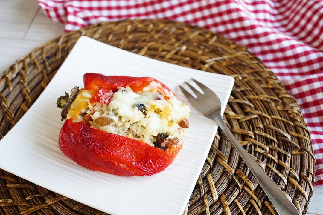 Gebackene Paprika gefüllt mit Couscous und Rosinen - cs