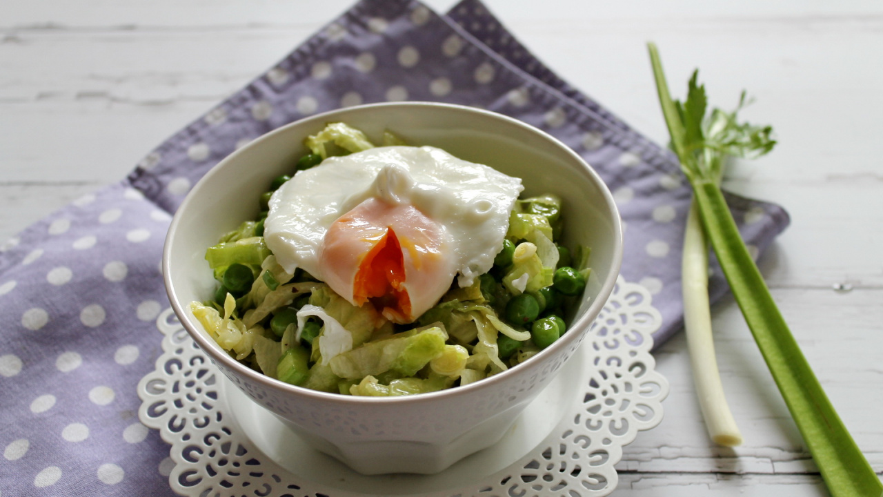 Erbsensalat mit pochiertem Ei - cs