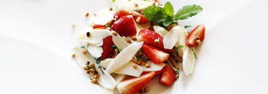Erdbeer-Spargel-Salat mit Pödör Erdmandel-Leindotter-Aprikosen-Dressing - cs