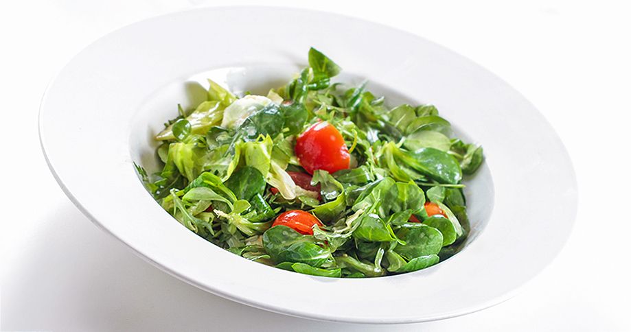 Salat mit Pödör Haselnussöl und Pödör Himbeerbalsamico - cs