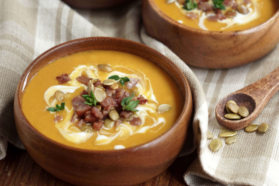 Orangen-Karotten-Fenchelsuppe mit Pödör Zweigelt Traubenkernöl - cs