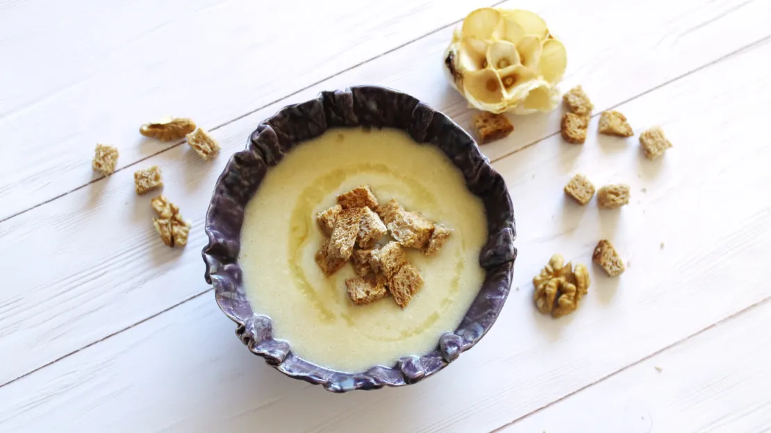 Knoblauchcremesuppe mit Walnussöl-Croutons - cs
