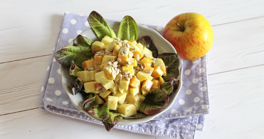 Apfelsalat mit Käse und Kürbiskernöl - cs