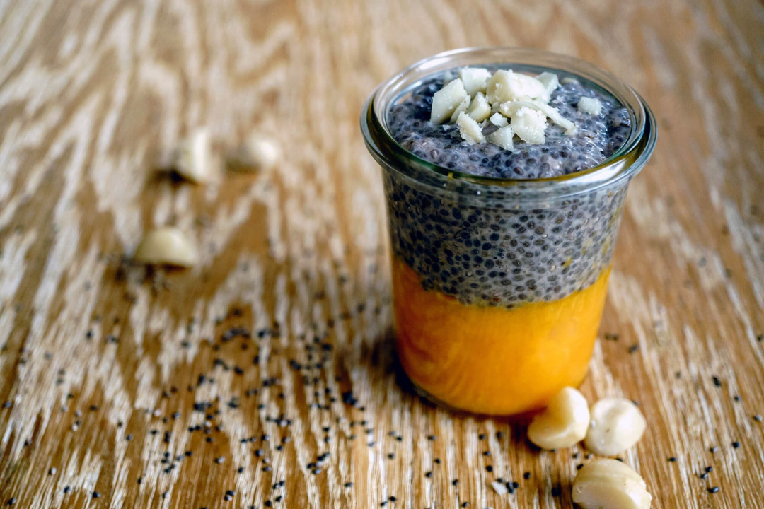 Chiasamenpudding mit Gartenkürbis, Pödör Haselnussöl und Pödör Macadamianüssen - cs