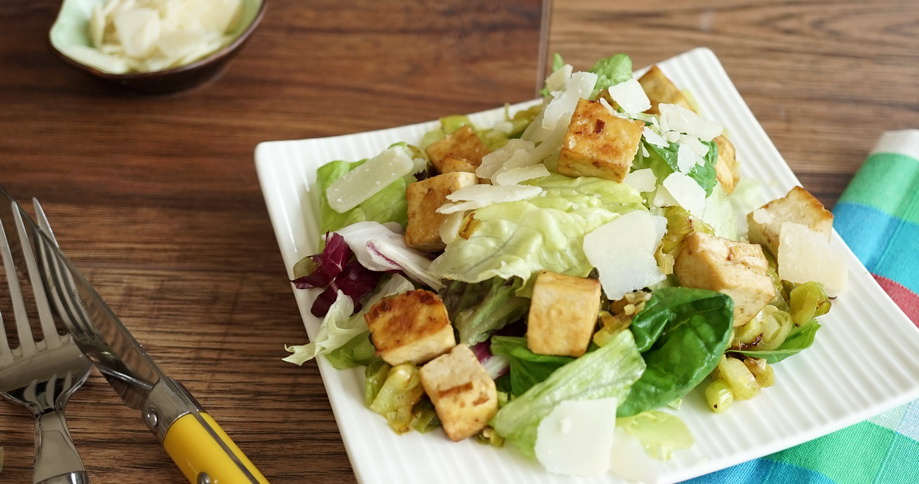 Gemischter Salat mit gerösteten Tofu-Würfeln - cs