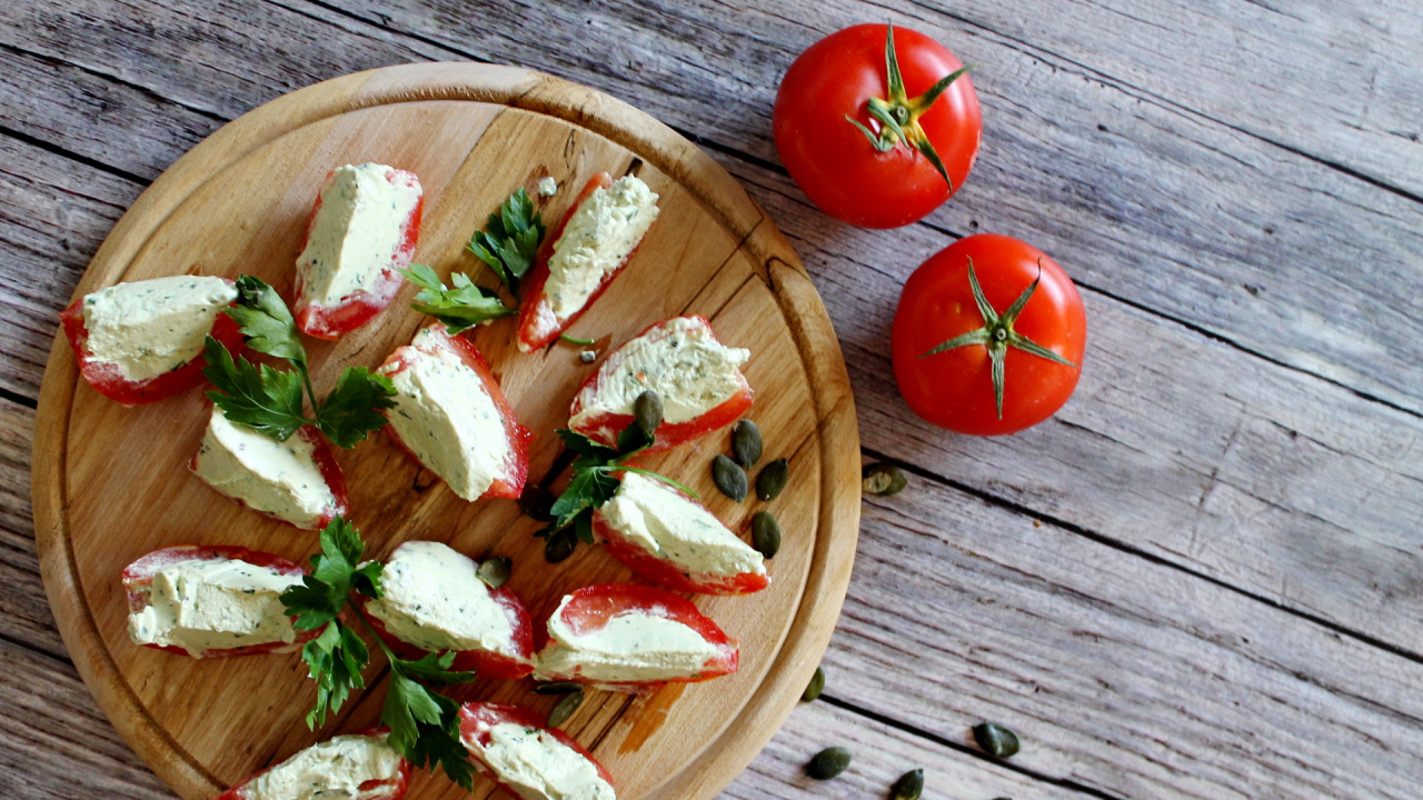 Tomatenschiffchen gefüllt mit Kräuterquark - cs