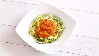 Zucchinispaghetti mit Tomatensauce - cs