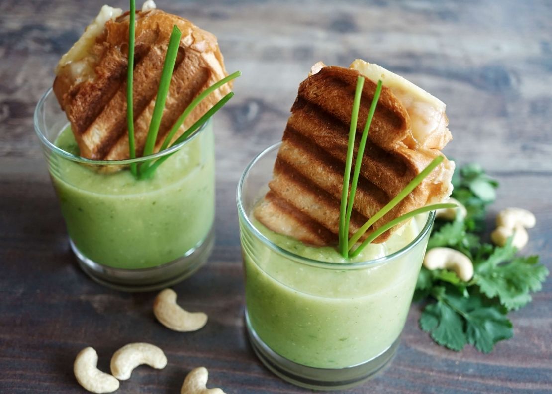 Kohlrabi-Cremesuppe mit Koriander und Pistazienöl - cs