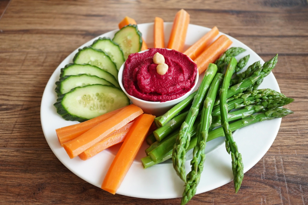 Hummus mit Rote Bete und frischem Gemüse - cs