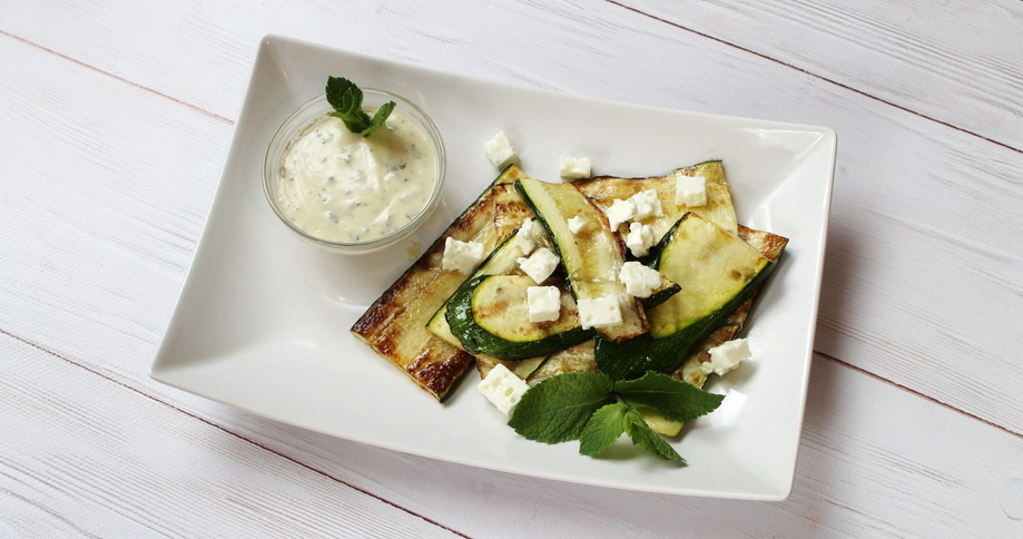 Gegrillte Zucchini mit Minz-Dip - cs