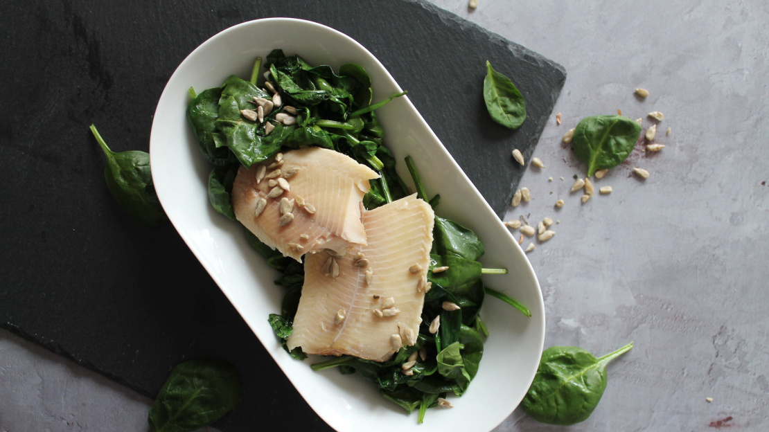 Lauwarmer Spinatsalat mit geräucherter Forelle - cs