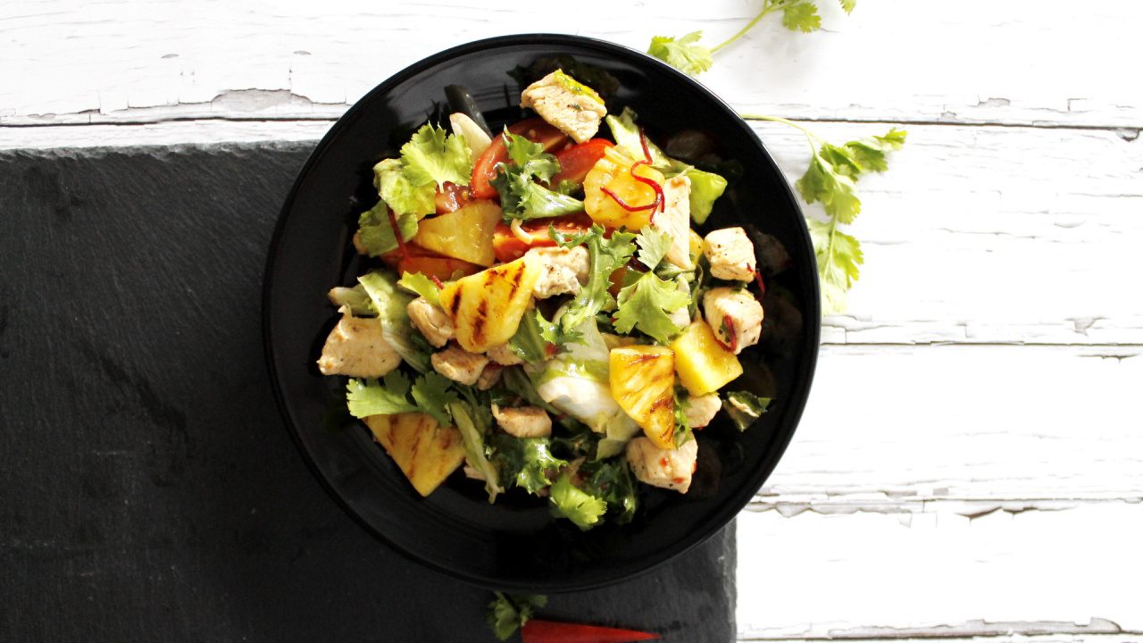 Salat mit gegrillter Hähnchenbrust und Ananas - cs