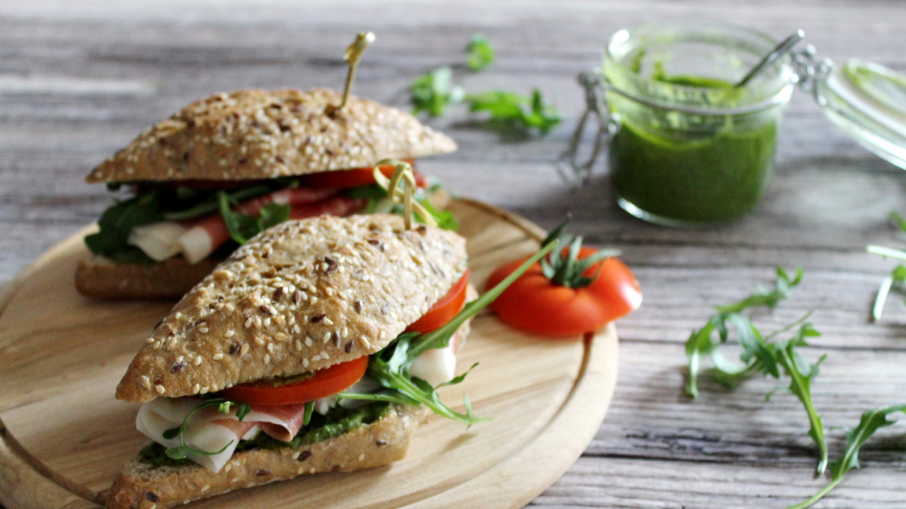 Sandwich mit Ziegenkäse, Schinken und Rucolapesto - cs