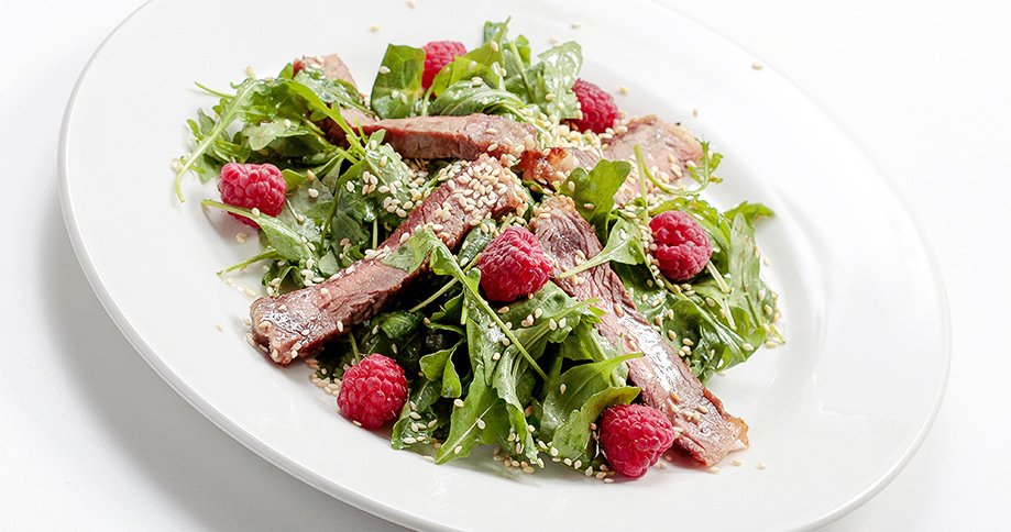 Salat mit Rindersteak, Pödör Himbeerbalsamico, Pödör Bio Arganöl und Pödör Bio Chiaöl - cs